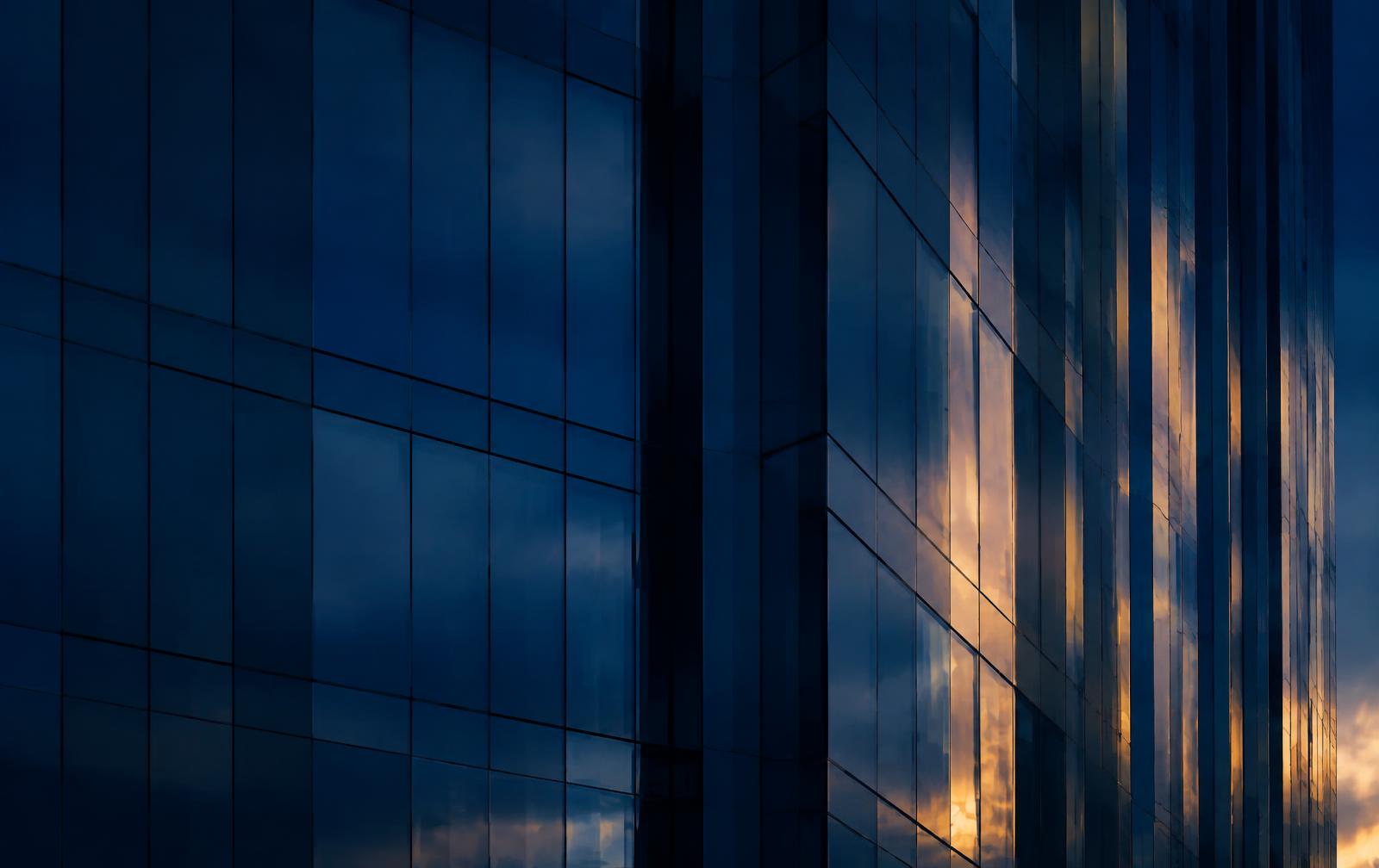 Glazen gevel van een modern kantoorgebouw in de schemering